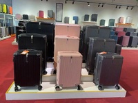 自社開発のスーツケースの輸入を始めました。